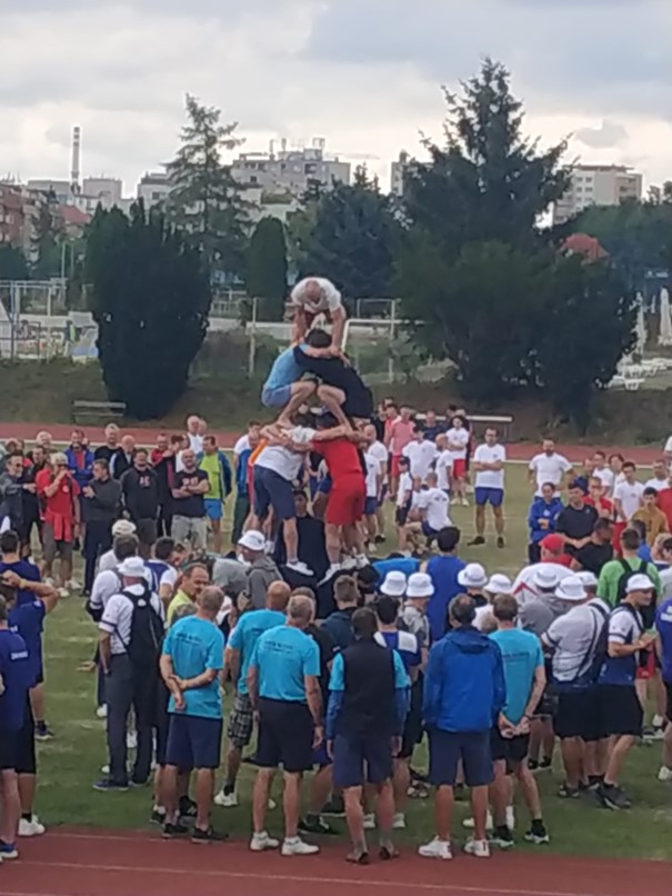 Zkouška velké pyramidy ve skladbě „Před kamerou“, střed tvoří cvičenec z Lukavice.