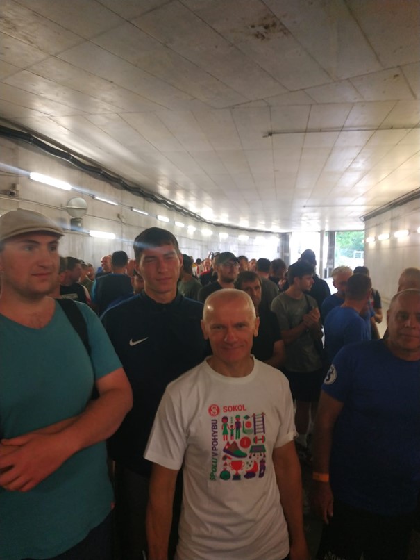 Ve skladbě „Před kamerou“ cvičí z Lukavice Rosťa Groulík pod křídly Sokolů z Pardubic.